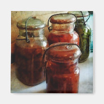 Tomates et haricots verts dans des pots de mise en aimants