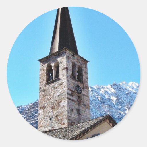 Tour d'église dans un village dans la montagne d'A Autocollants