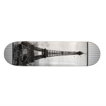 Tour Eiffel à Paris a barré le cru Skateboards