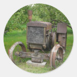 Tracteur vintage dans le champ de pommiers adhésif