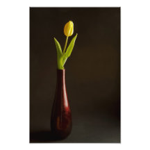 Tulipe jaune dans le vase rouge foncé photos d’art
