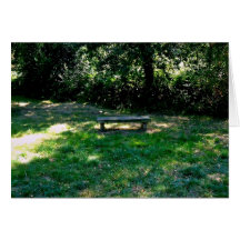 Un banc en bois dans la forêt cartes de vœux
