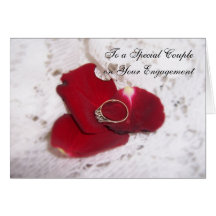 Une bague à diamant et pétales de rose de carte de