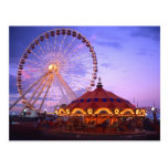Une roue et un carrousel de ferris au pilier de ma cartes postales