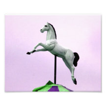 Une statue de carrousel de cheval blanc contre le  photo