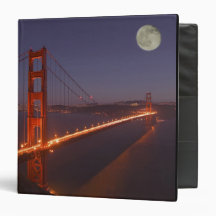 USA, California, Marin. Moonrise above the Binders