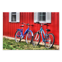 Vélos bleus le long d'un mur rouge photos sur toile