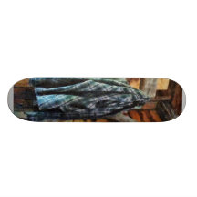 Veste bleue de plaid dans le cabine planches à roulettes customisées