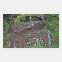 Vieille épave de voiture dans la photo de forêt autocollants rectangulaires