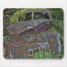 Vieille épave de voiture dans la photo de forêt tapis de souris