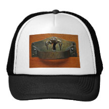 Vieille poignée rouillée antique de tiroir avec un casquettes de camionneur