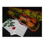Violon et rose rouge sur l'arrière - plan noir carte postale