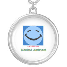 Visage heureux d'aide médical collier