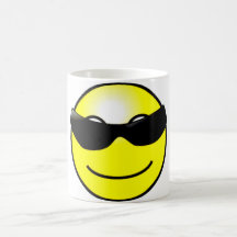 Visage souriant jaune de lunettes de soleil fraîch tasse