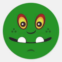Visage vert mignon de monstre avec un Underbite Autocollant Rond
