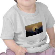 Wolf howling at the moon tee shirts