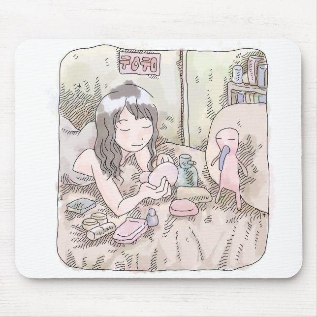 さなれさじ　寝室のベッドの上に寝そべって、化粧品や小物を広げる女性のイラスト MOUSE PAD (Front)