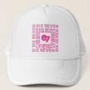 Recherche de six casquettes Sept