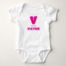Recherche de lettre v vêtements Rose