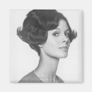 Recherche de vêtements magnets Regarder l'appareil photo