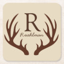 Recherche de cerfs communs dessous de verres Région boisée