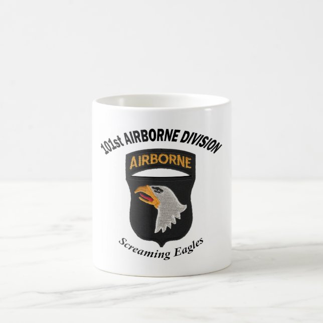 101st Tasse "criarde aéroportée d'Eagles" - (Centre)