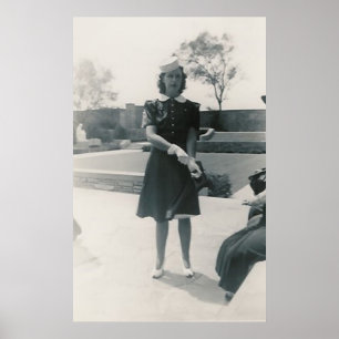 1940 femme avec affiche casquette