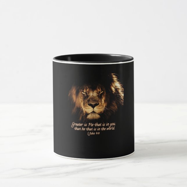 1 Jean 4:4, "Il est grand" Bible Verse Coffee Mug (Centre)