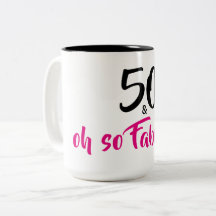 50 et tasse de café fabuleuse d'anniversaire