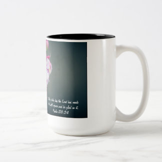 2 Couleurs Fleur avec la tasse de vers de bible