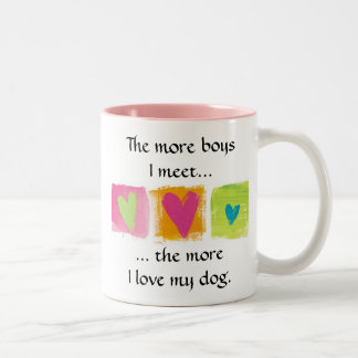 2 Couleurs Garçons contre la tasse de chien