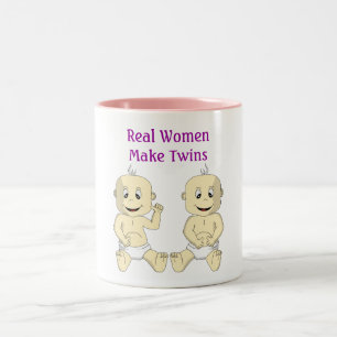 2 Couleurs Les vraies femmes font à des jumeaux la tasse de