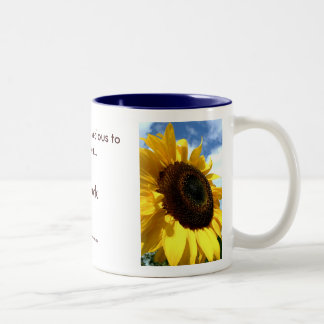2 Couleurs plan rapproché de tournesol par la tasse de