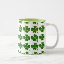 Tasse de café du jour de plaid de St Patrick vert