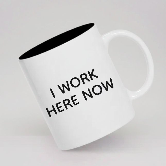 2 Couleurs Tasse de café "Je travaille ici maintenant" Cadeau (sarcastic office mug gift, professional humor mug gift, job promotion mug gift for her or him,)