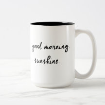 Tasse noire et blanche de soleil bonjour
