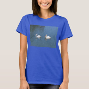2 pélicans blancs sur le T-shirt bleu