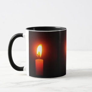 3 BOUGIES ROUGES ALLUMÉES SUR UN MUG