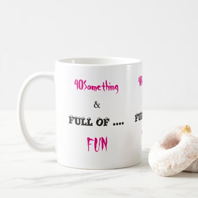 40 Quelque chose et plein de café amusant Mug (Avec donut)