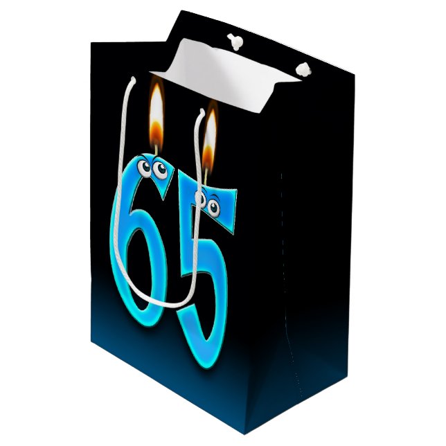 65e Anniversaire Bougies Moyenne Sac Cadeau (Devant Angle)