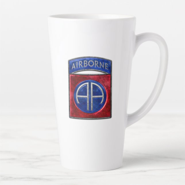 82e Mug en latte blanche de Fort Liberty (Droite)