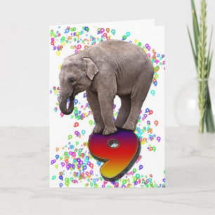 9 ans, une carte d'anniversaire d'éléphants heureu