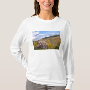 A barn in Vermont's Green Mountains. Hancock, 3 T-Shirt