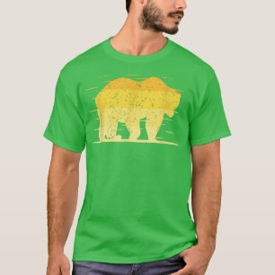 A Bear Wildlife design, Great for outdoors adventu T-Shirt