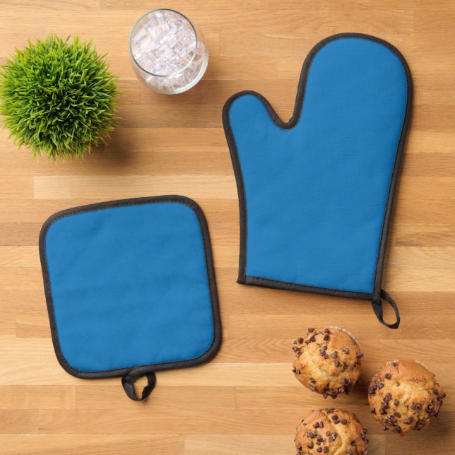 a blue background with a black and white clock oven mitt & pot holder set (Top Down)