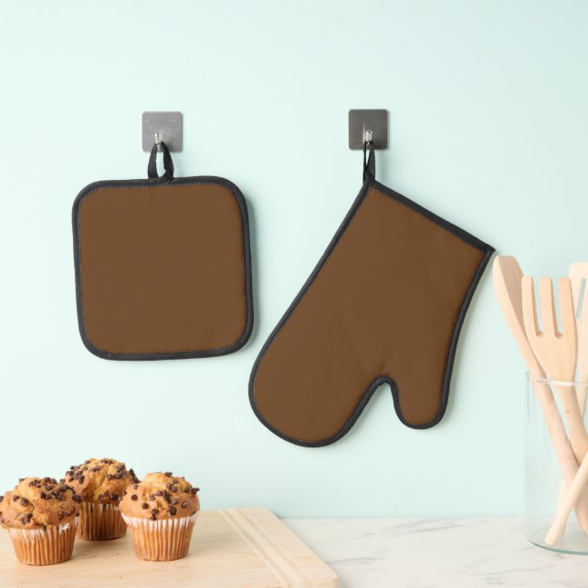 a brown background with a white border_ oven mitt & pot holder set (Insitu(Hanging))