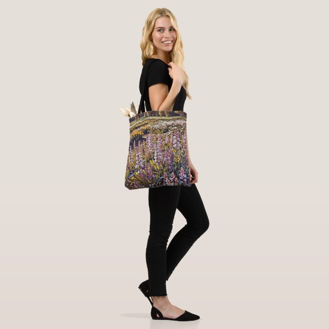 A field full of flowers - Tote Bag (On Model)