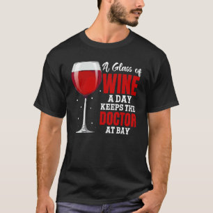 A glass of wine am Tag holds the doctor in chess   T-Shirt
