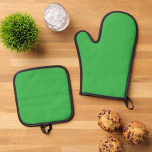 a green screen with a white background oven mitt & pot holder set