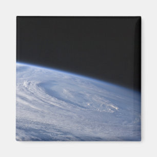 A high-oblique view magnet